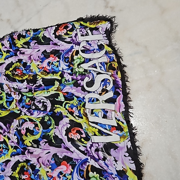 Versace - Picture 2 of 4